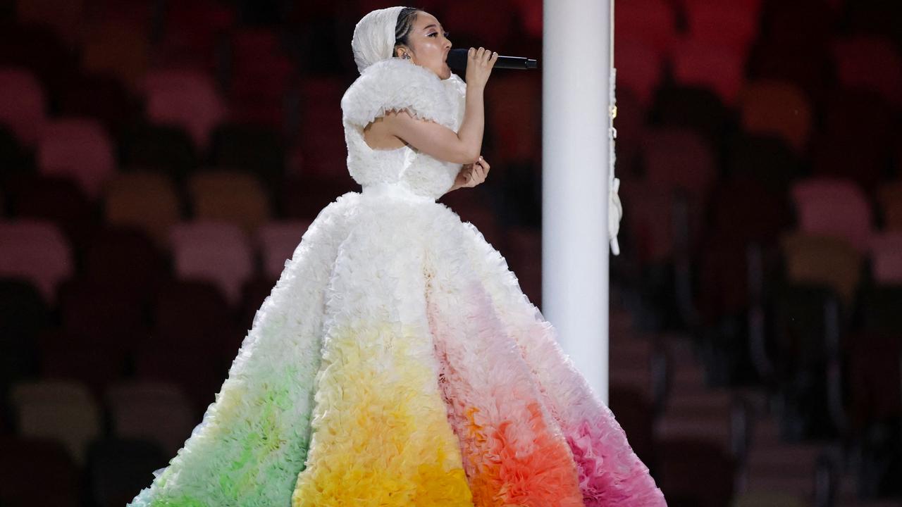 A cantora japonesa Misya canta o hino nacional do Japão "Kimi Ja Yoo".