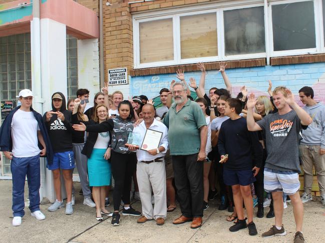 Vaucluse MP Gabrielle Upton, WAYS CEO Russell King, WAYS management committee president Leo Wassercug and students.