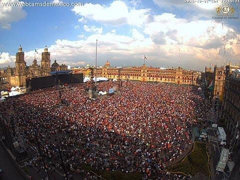 MEXICO:    Mexico City Square Fills for Roger Waters Concert   October 01