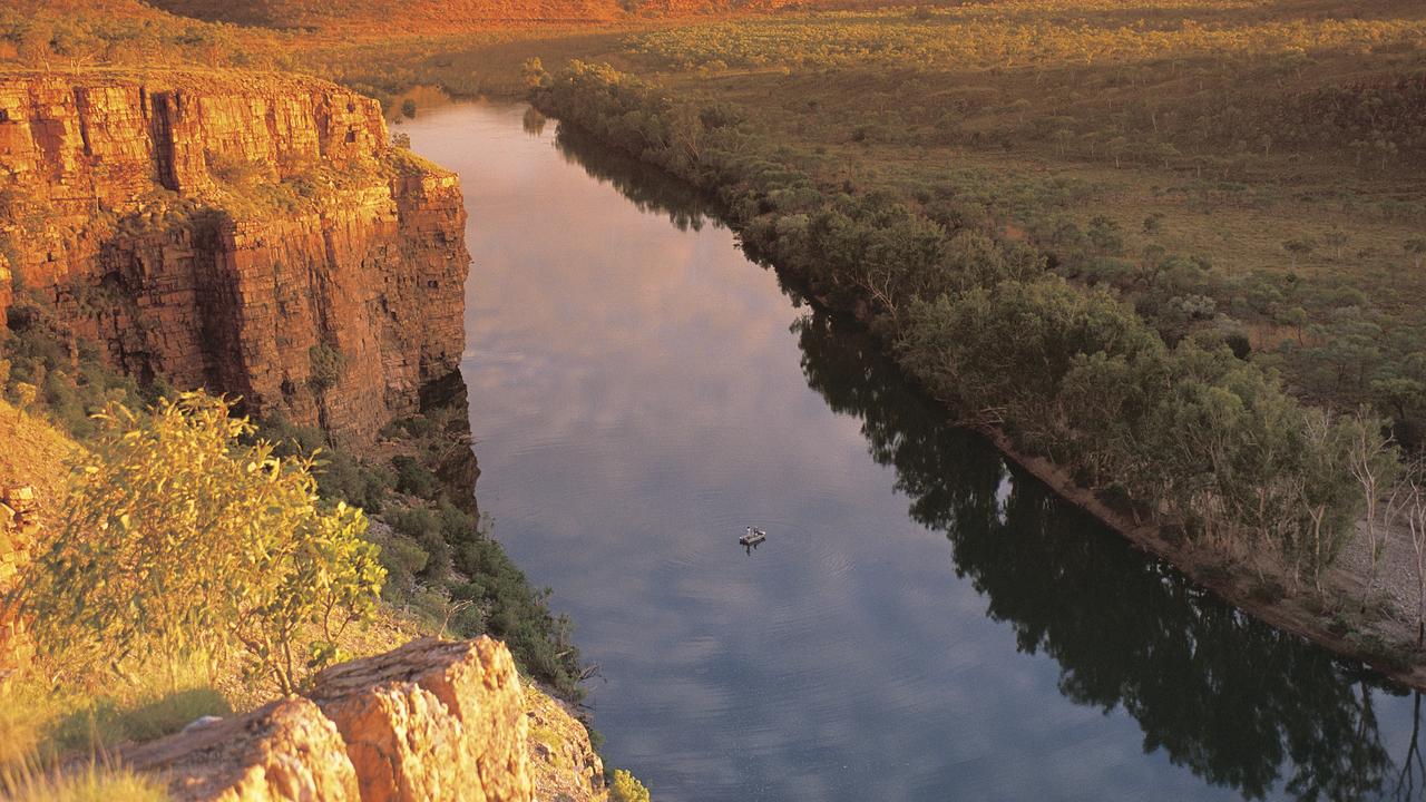 Крупные реки и озера австралийского. Река Муррей в Австралии. Озеро Муррей. Воды Австралии река Муррей. Внутренние воды реки и озера Австралии.