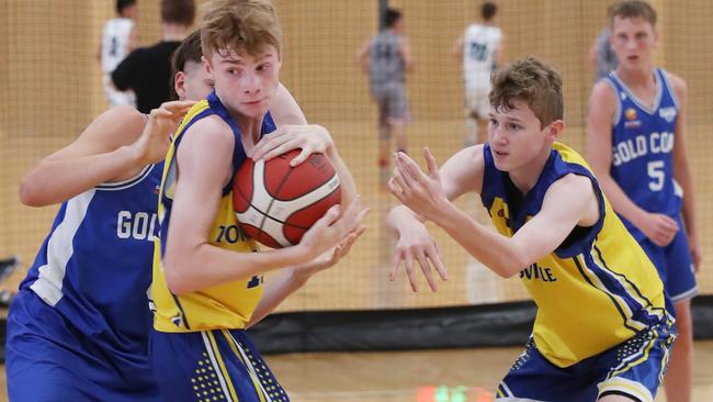 Rollers’ Sam Scott and Heat’s Oliver Timms (with ball) and Jack Abbott. Picture Glenn Hampson