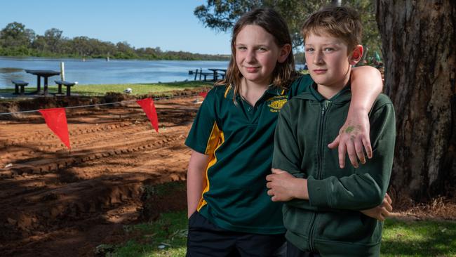 Kids at Mannum talk about the impending floods – Cousins Duke Houston and Ollie Paech, both 10. Picture: Naomi Jellicoe