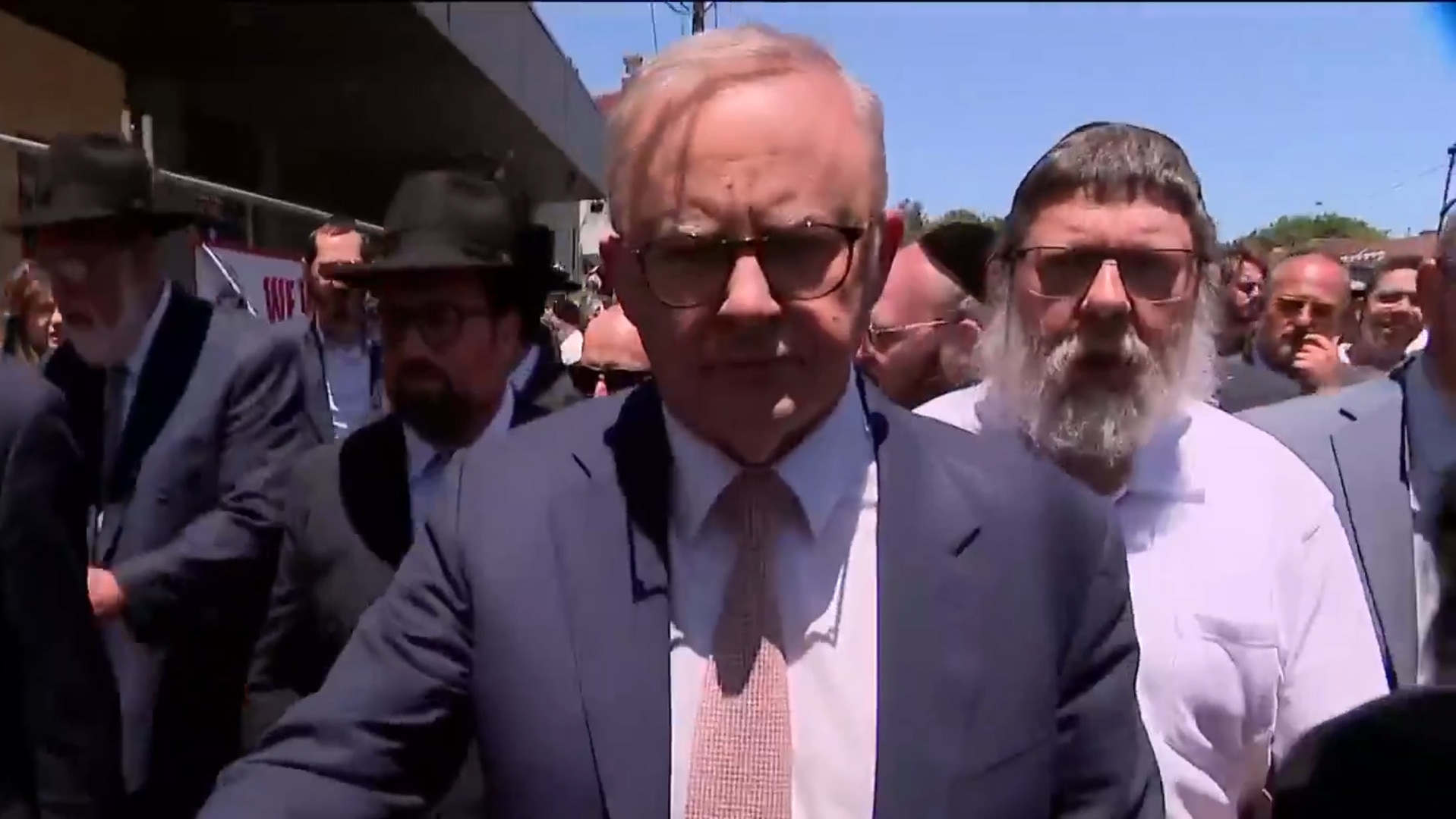 Anthony Albanese visits Melbourne synagogue four days after firebombing