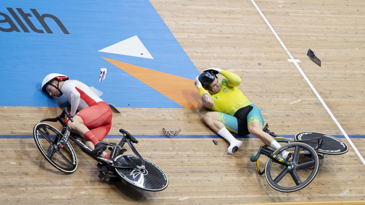 Matthew Glaetzer of Team Australia and Joe Truman of Team England crash