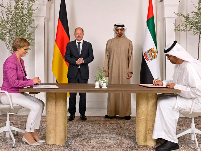 UAE President Sheikh Mohamed bin Zayed al-Nahyan (C-R) and German Chancellor Olaf Scholz (C-L) witnessing the signing of a New Energy Security and Industry Accelerator agreement at al-Shati palace in Abu Dhabi. Picture: AFP