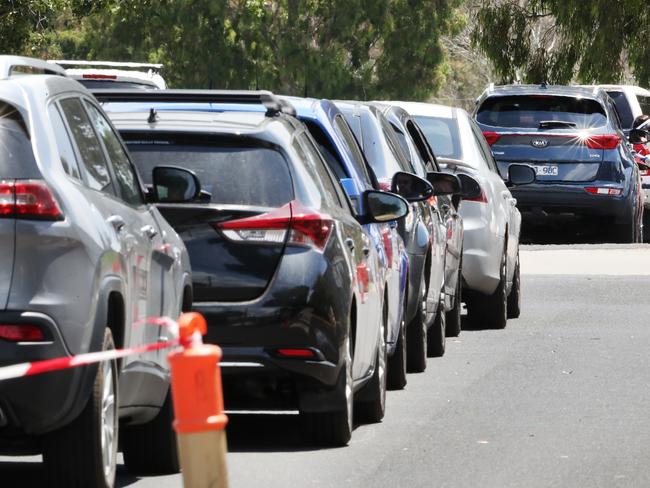 A long queue of cars at a Melbourne testing centre. Picture NCA NewsWire / David Crosling