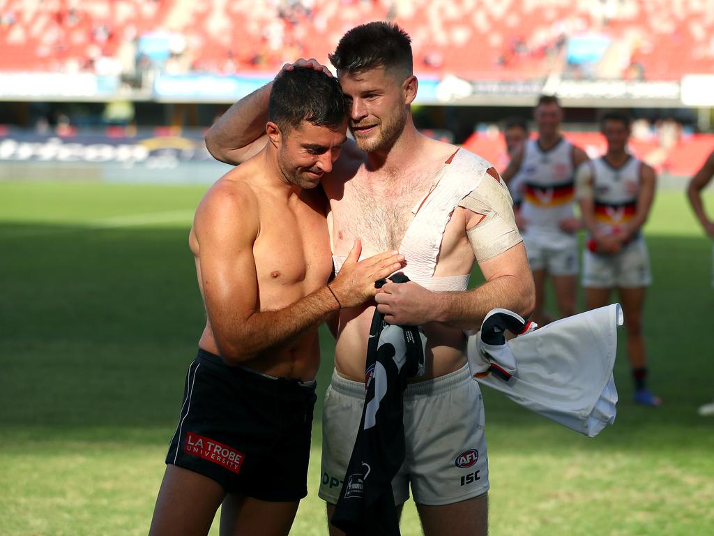 Kade Simpson and Bryce Gibbs swap guernseys. (Photo by Chris Hyde/Getty Images)