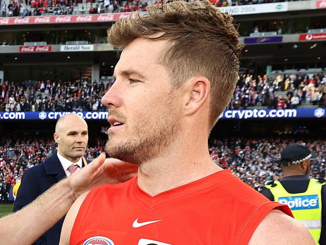 MELBOURNE . 24/09/2022. AFL Grand Final.  Geelong Cats vs Sydney Swans at the MCG.   Joel Selwood of the Cats and Sydneys Luke Parker after todays match    . Picture by Michael Klein