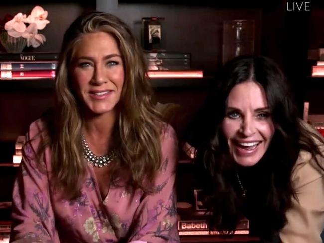 Jennifer Aniston and Courteney Cox had a mini-Friends reunion at the Emmy Awards.