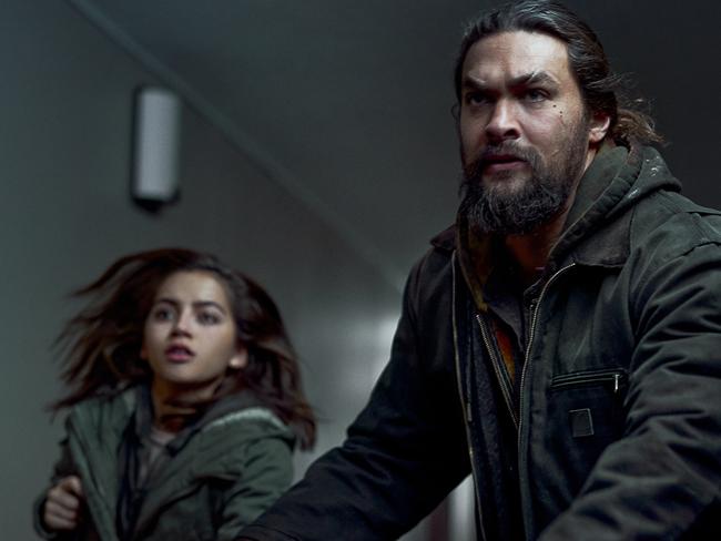 SWEET GIRL (L-R): ISABELA MERCED as RACHEL, JASON MAMOA as RAY COOPER. CLAY ENOS/NETFLIX © 2021