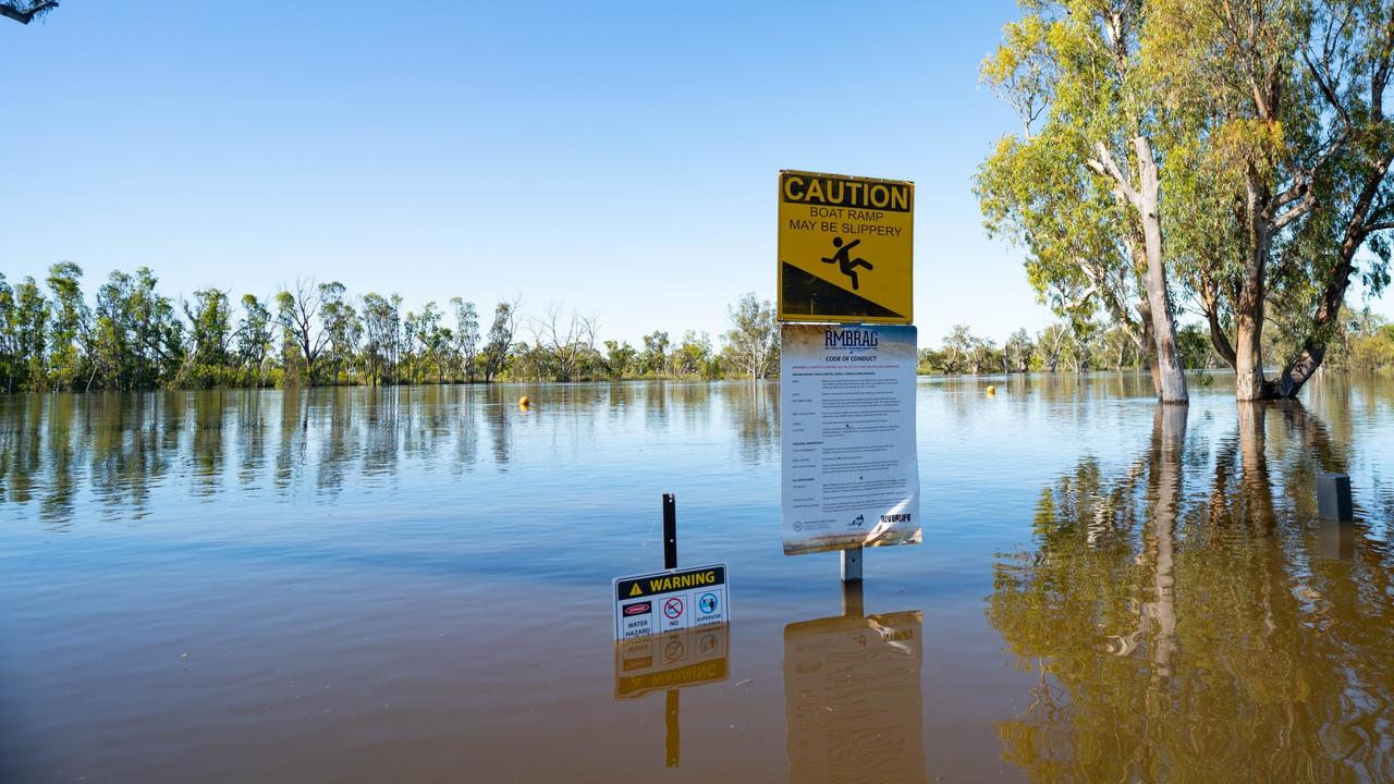 Floodwaters in Loxton. Picture: Murray River Pix