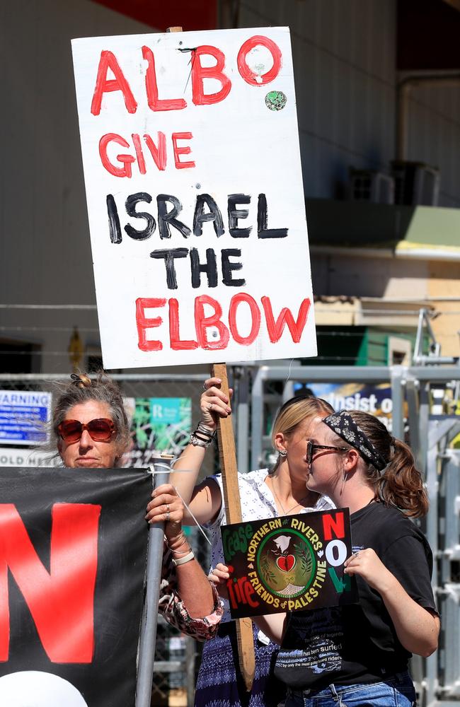 Protesters greeted the Prime Minister in Bangalow in northern NSW, supporting the Palestine, among other issues. Picture: NCA NewsWire / Scott Powick