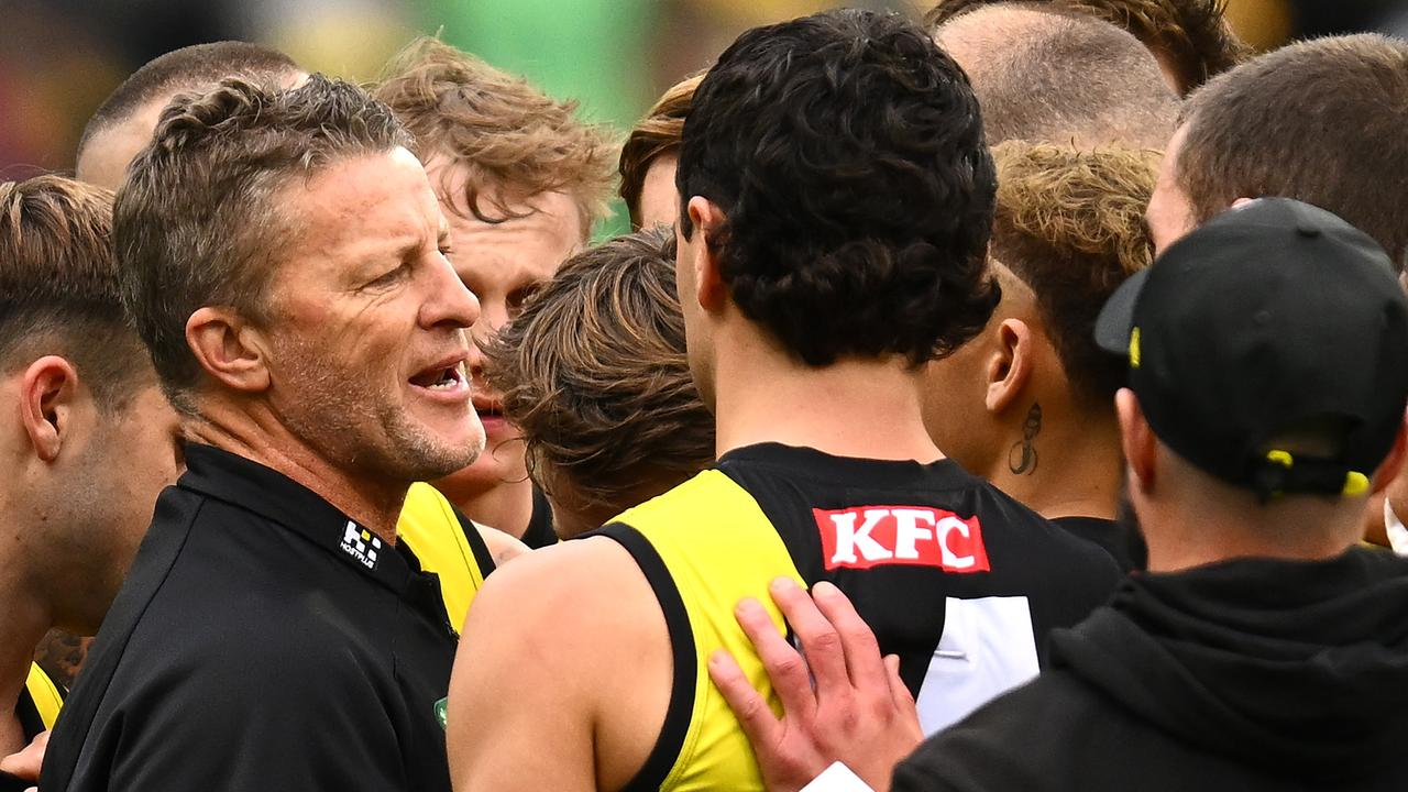 MELBOURNE, AUSTRALIA - MAY 06: Tigers head coach Damien Hardwick speaks to his players during the round eight AFL match between Richmond Tigers and West Coast Eagles at Melbourne Cricket Ground, on May 06, 2023, in Melbourne, Australia. (Photo by Quinn Rooney/Getty Images)