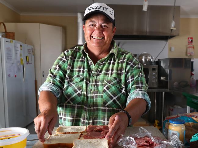 21.11.2019.The CFS have issued a Watch and Act message for a bushfire burning in the Southern Yorke Peninsula near Edithburgh. Edithburgh RSL member Julie "Nuggett" Tatchell, 60, making sandwiches for CFS firefighters. PIC TAIT SCHMAAL.