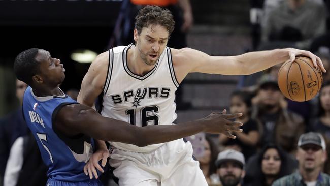 Nba Pau Gasol Suffers Broken Hand During Pregame Warmups The Advertiser