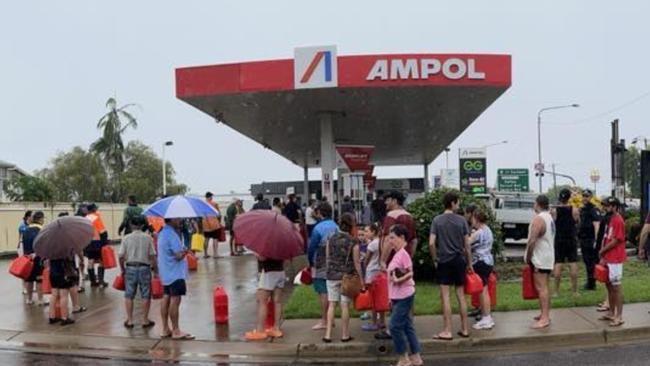 The huge line-up for fuel on Tuesday, February 4 in Ingham after massive flooding which has cut power and telecommunications.  Photo: Cameron Bates.