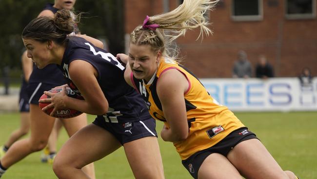 Felicity Crank (right) will again be part of the Dandenong Stingrays squad. Picture: Valeriu Campan