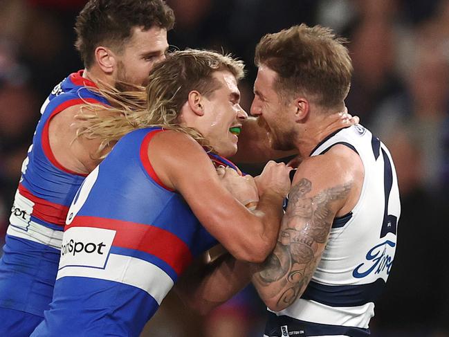 MELBOURNE. 03/06/2022..  AFL Round 12.  Western Bulldogs vs Geelong at Marvel Stadium.   Bulldog Bailey Smith and Zach Tuohy of the Cats tussle after the3\\4 time siren resulting in Smith getting reported for head butting    . Photo by Michael Klein