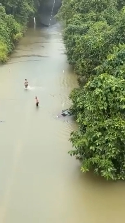 Vehicle overcome by flooding Jarra Creek Bridge in FNQ