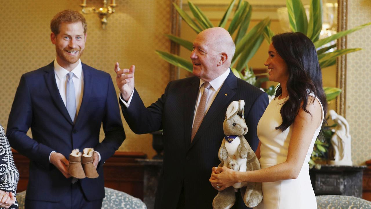 Governor-General Peter Cosgrove and Lady Cosgrove have presented Prince Harry and Meghan Markle with a pair of ugg boots, a stuffed kangaroo and a pair of Akubra hats.