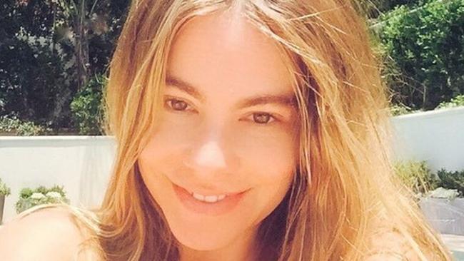 Sofia Vergara goes makeup free poolside and is still gorgeous (no surprise)  - Los Angeles Times