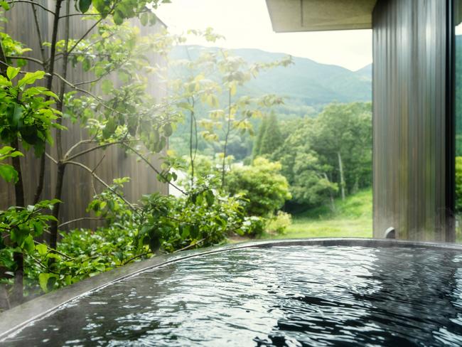 An open-air tub at KAI Yufuin.