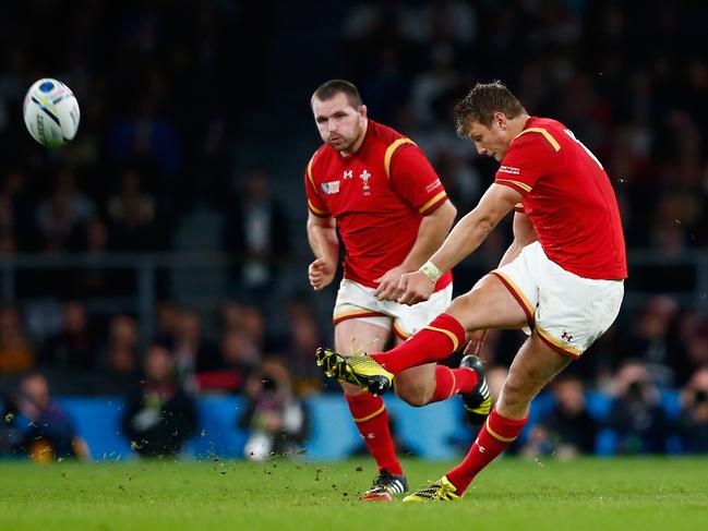 LONDON, ENGLAND - SEPTEMBER 26: Dan Biggar of Wales kicks a penalty during the 2015 Rugby World Cup Pool A match between England and Wales at Twickenham Stadium on September 26, 2015 in London, United Kingdom. (Photo by Shaun Botterill/Getty Images)