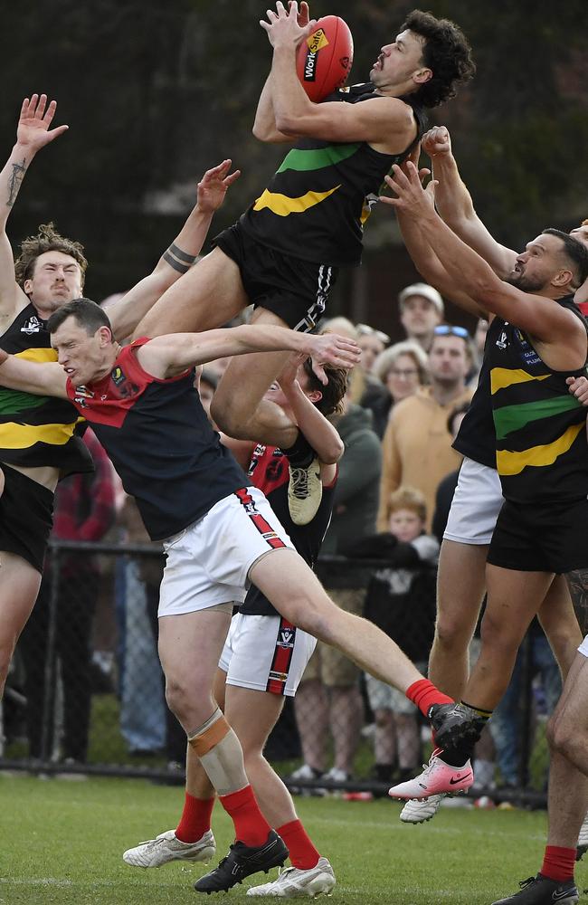 Luke Oborn takes a hanger for Dromana. Picture: Andrew Batsch