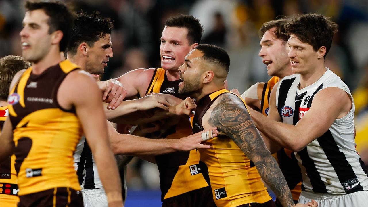 Jarman Impey shares his thoughts with Scott Pendlebury. Picture: Dylan Burns/AFL Photos via Getty Images