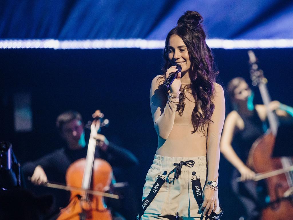 Amy Shark performs at the 2020 ARIAs. Picture: Oliver Minnett