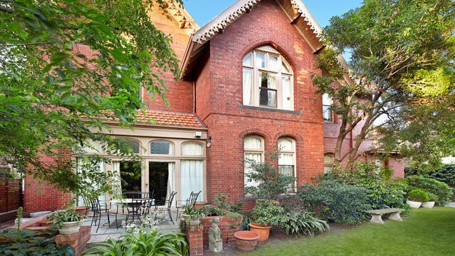 4/252 Domain Rd, South Yarra, is expected to fetch more than $1.8 million at auction.