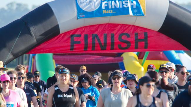 Large crowd move off the line to begin the 3km and 5km Run for MI Life races. October 17, 2021 Picture: Marty Strecker