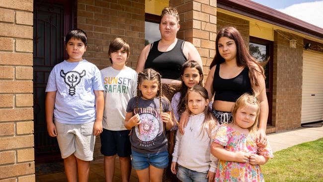 ADELAIDE/ KAURNA YARTA, AUSTRALIA - NewsWire Photos JANUARY 17, 2024: Mum of seven Brooke Thomas, 32 (back) with her children (L-R) Tyrese, 12, Leo, 9, Bailey, 7, Tiana, 8, Addisyn, 5, Lily, 13, and Peyton, 3. Picture: NCA NewsWire / Morgan Sette