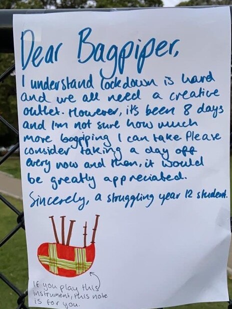 The note pinned to the park fence.