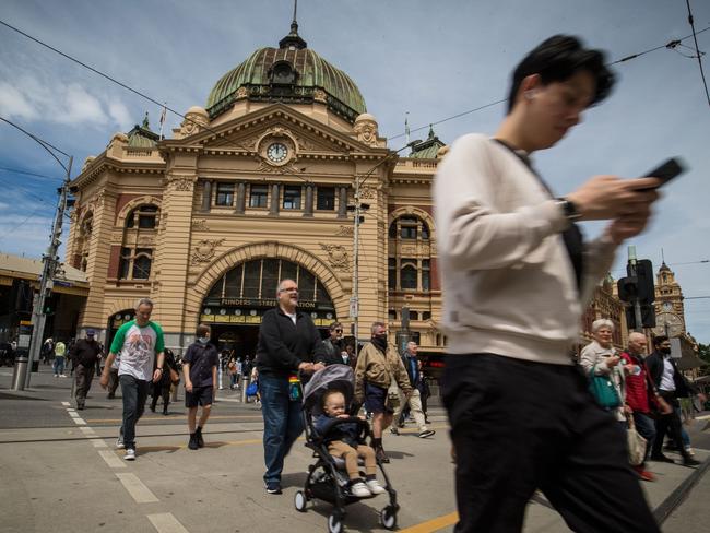 MELBOURNE, AUSTRALIA - NOVEMBER 19: Foot traffic returns to pre lockdown levels on Flinders Street on November 19, 2021 in Melbourne, Australia. COVID-19 restrictions eased further with Victoria to reach its 90 per cent double vaccination target this weekend. Under the eased restrictions there will no longer be limits on the number of visitors to homes, or density limits for pubs, cafes and restaurants, however access to most establishments will continue to be restricted to people who have received two doses of a COVID-19 vaccine. Masks will only need to be worn in high-risk settings and people will no longer have to isolate if deemed a close contact of a confirmed case. (Photo by Darrian Traynor/Getty Images)