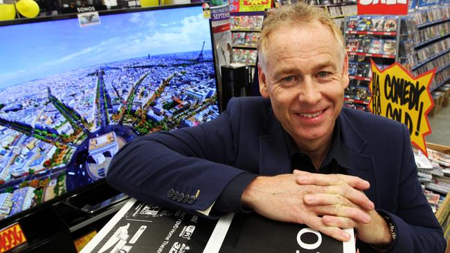 Former JB H-Fi CEO Terry Smart will return to head the electronics retailer.