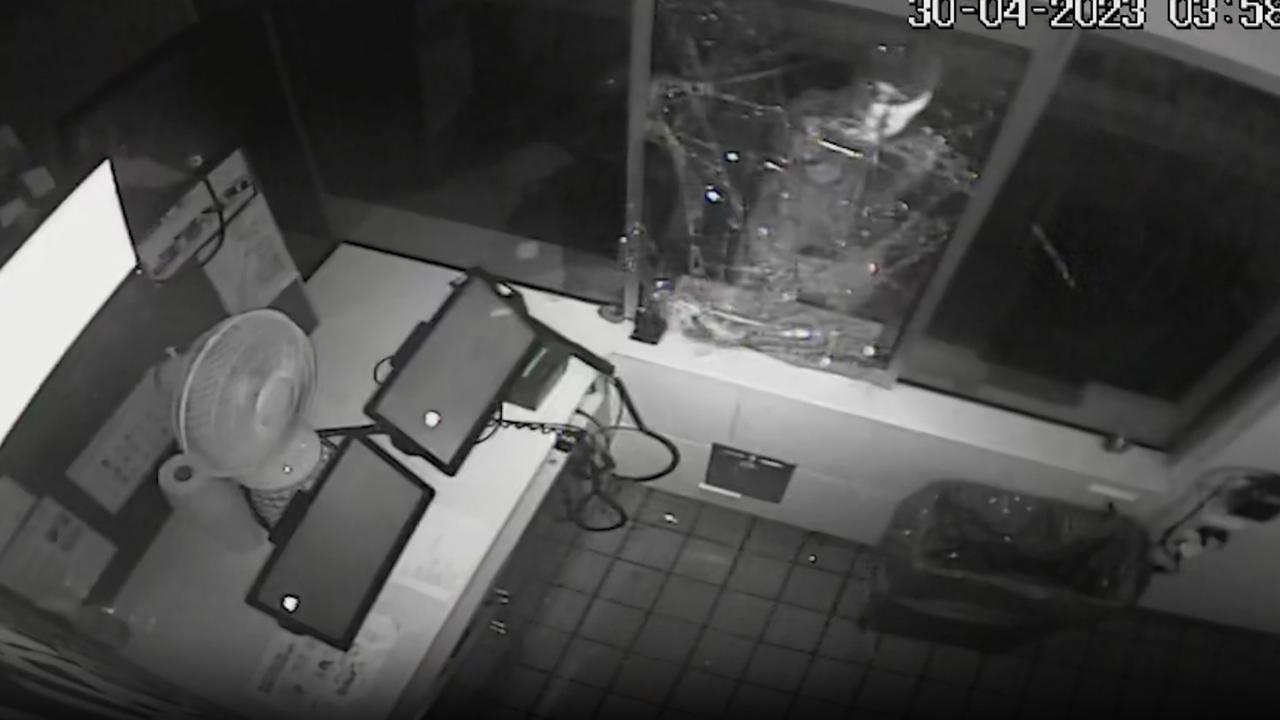 Bumbling burglar’s comical attempt to loot fast food chain