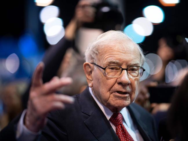 (FILES) In this file photo taken on May 4, 2019, Warren Buffett, CEO of Berkshire Hathaway, speaks to the press as he arrives at the 2019 annual shareholders meeting in Omaha, Nebraska. - Hard-hit by the market rout surrounding the coronavirus pandemic, Berkshire Hathaway has reported first-quarter net losses of nearly $50 billion, it reported on May 2, 2020. (Photo by Johannes EISELE / AFP)