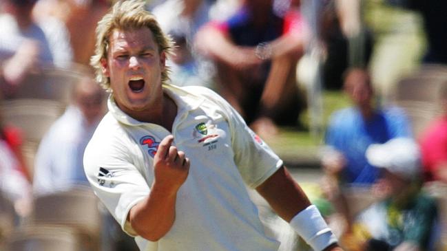 05 Dec 2006 : 2nd Ashes Test Aust vs England at Adelaide oval : Aust's Shane Warne celebrates dismissing /Matthew /Hoggard : PicPhil/Hillyard - sport cricket action bowling