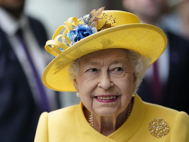 Queen Elizabeth II and Prince Edward visit Paddington Station ahead of the new 'Elizabeth Line' opening next week. Picture: Getty Images)