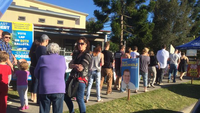 Voters on the footpath outside the Pacific Pines primary school at 3pm. Photo: Paul Weston