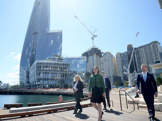 SYDNEY, AUSTRALIA - NewsWire Photos OCTOBER 1, 2020. Premier Gladys Berejiklian, Helen Coonan from Crown, Minister Rob Stokes and Lend Lease CEO Steve McCann hold a media opportunity at Watermans Cove in Barangaroo.Picture: NCA NewsWire / Jeremy Piper