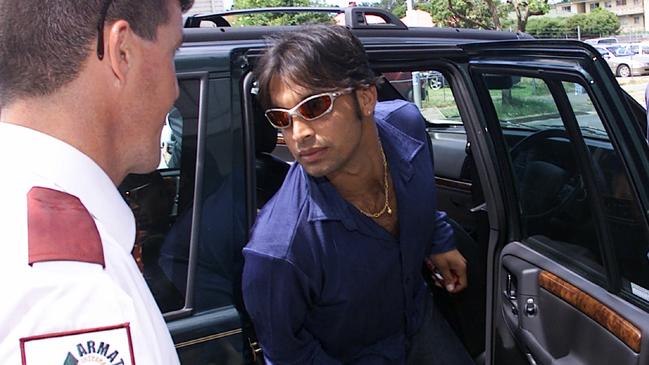 Shoaib Akhtar arrives at the Gabba for the Australia v Pakistan ODI in 2000.