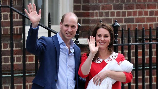 TOPSHOT - Britain's Prince William, Duke of Cambridge (L) and Britain's Catherine, Duchess of Cambridge show their newly-born son, their third child, to the media outside the Lindo Wing at St Mary's Hospital in central London, on April 23, 2018.   / AFP PHOTO / Isabel INFANTES