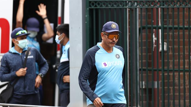 A maskless Ravi Shastri walks into the SCG unmasked, as his players and ground staff wears masks around him. Picture: Ryan Pierse/Getty Images