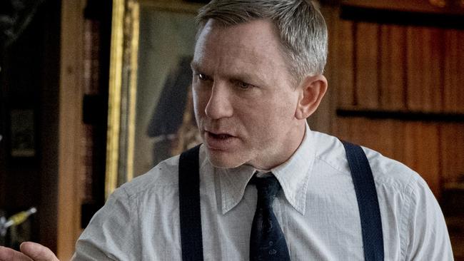 This image released by Lionsgate shows Ana de Armas, left, and Daniel Craig in a scene from 