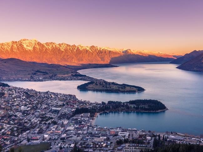 Queenstown and Lake Wakatipu at sunset.