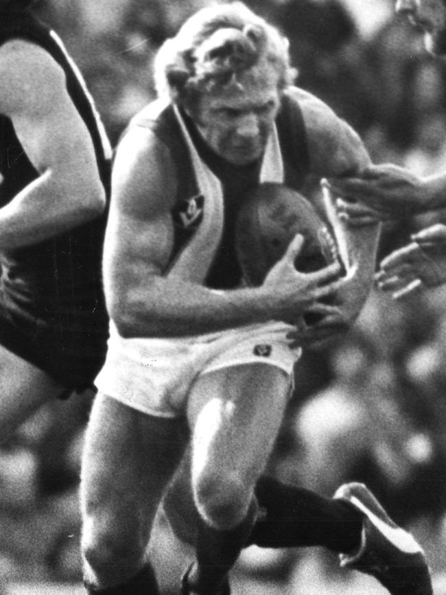 Cable in action during the 1976 preliminary final.