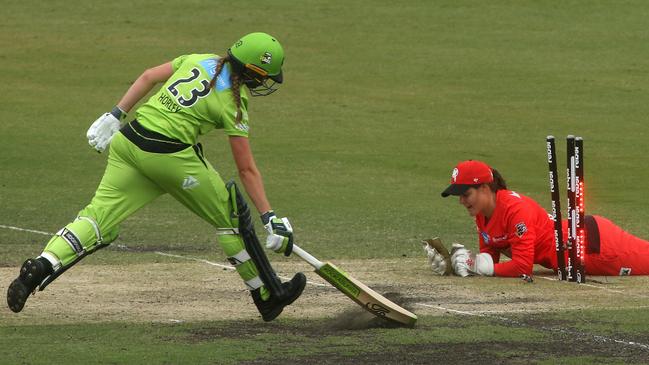 Josie Dooley of Melbourne Renegades (right) completes the run out of Saskia Horley of Sydney Thunder (left) back in 2019.