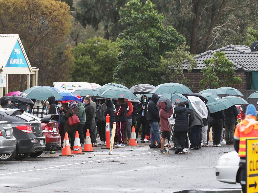 Melburnians rush to get tested as a seven-day lockdown is announced from midnight on Thursday. Picture: NCA NewsWire / David Crosling